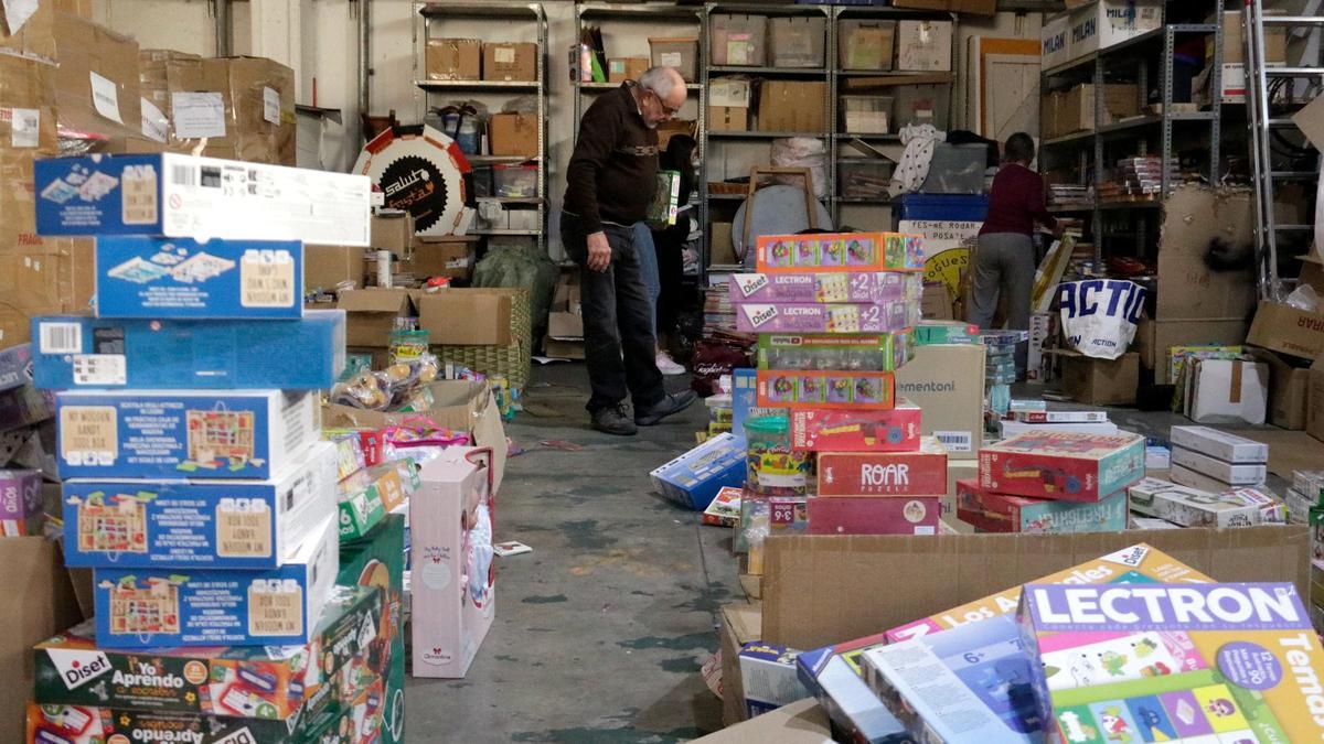 Un voluntari preparant lots de joguines per a la campanya de la Creu Roja, en una imatge d'arxiu