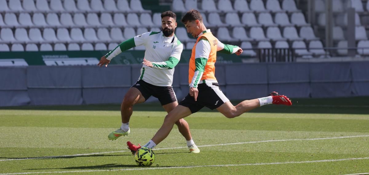 Alberto del Moral golpea el balón ante la oposición de Rubén Alves.