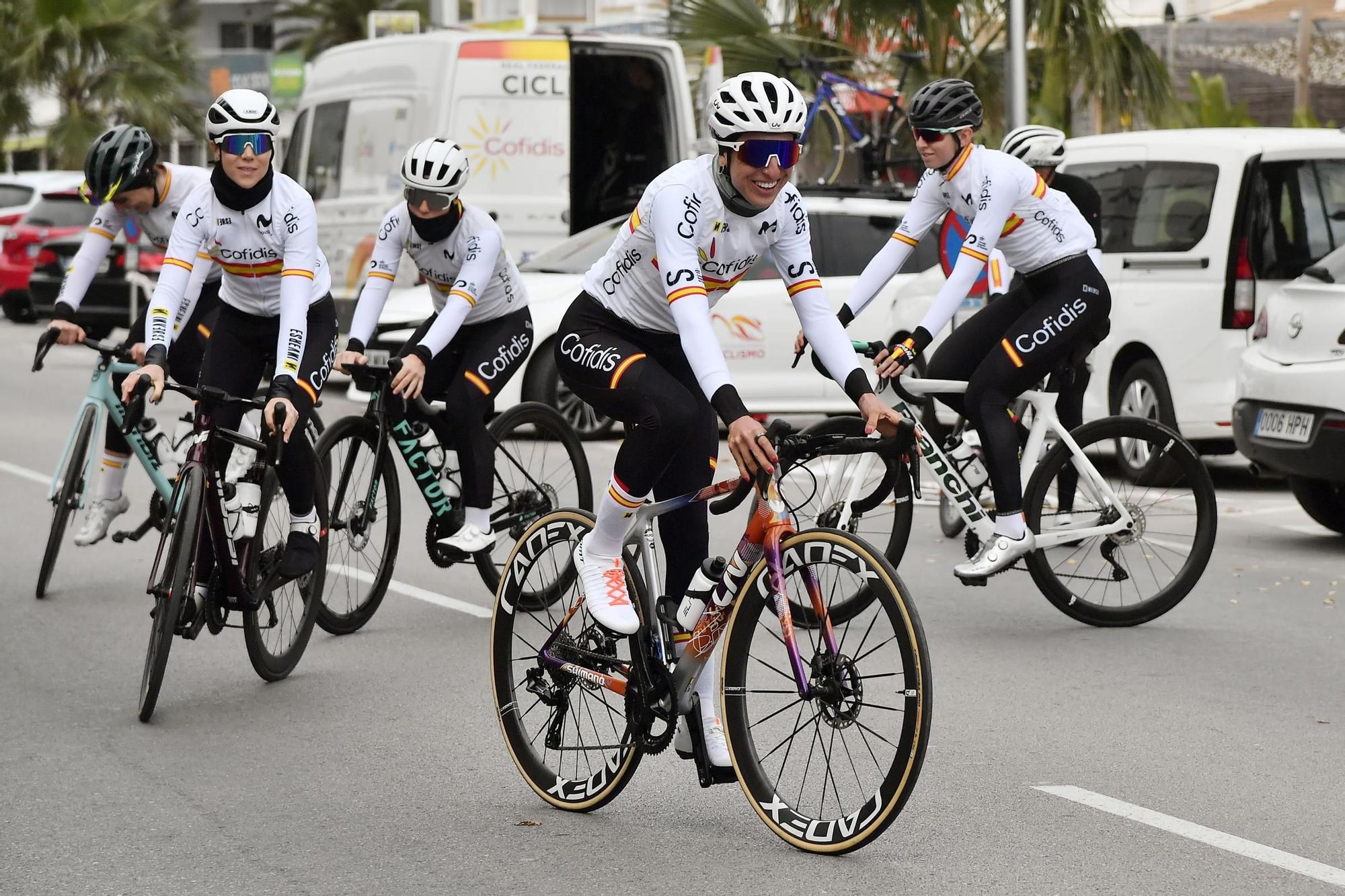 La selección española de ciclismo femenino entrena antes de su debut en la Challenge
