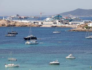 El Ayuntamiento de Ibiza estudia cómo reactivar el proyecto de fondeos para la bahía de Talamanca