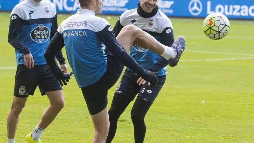 Un instante del entrenamiento de ayer del Deportivo. // J. Roller