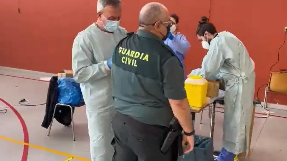 Un guardia civil recibe su dosis de vacuna.