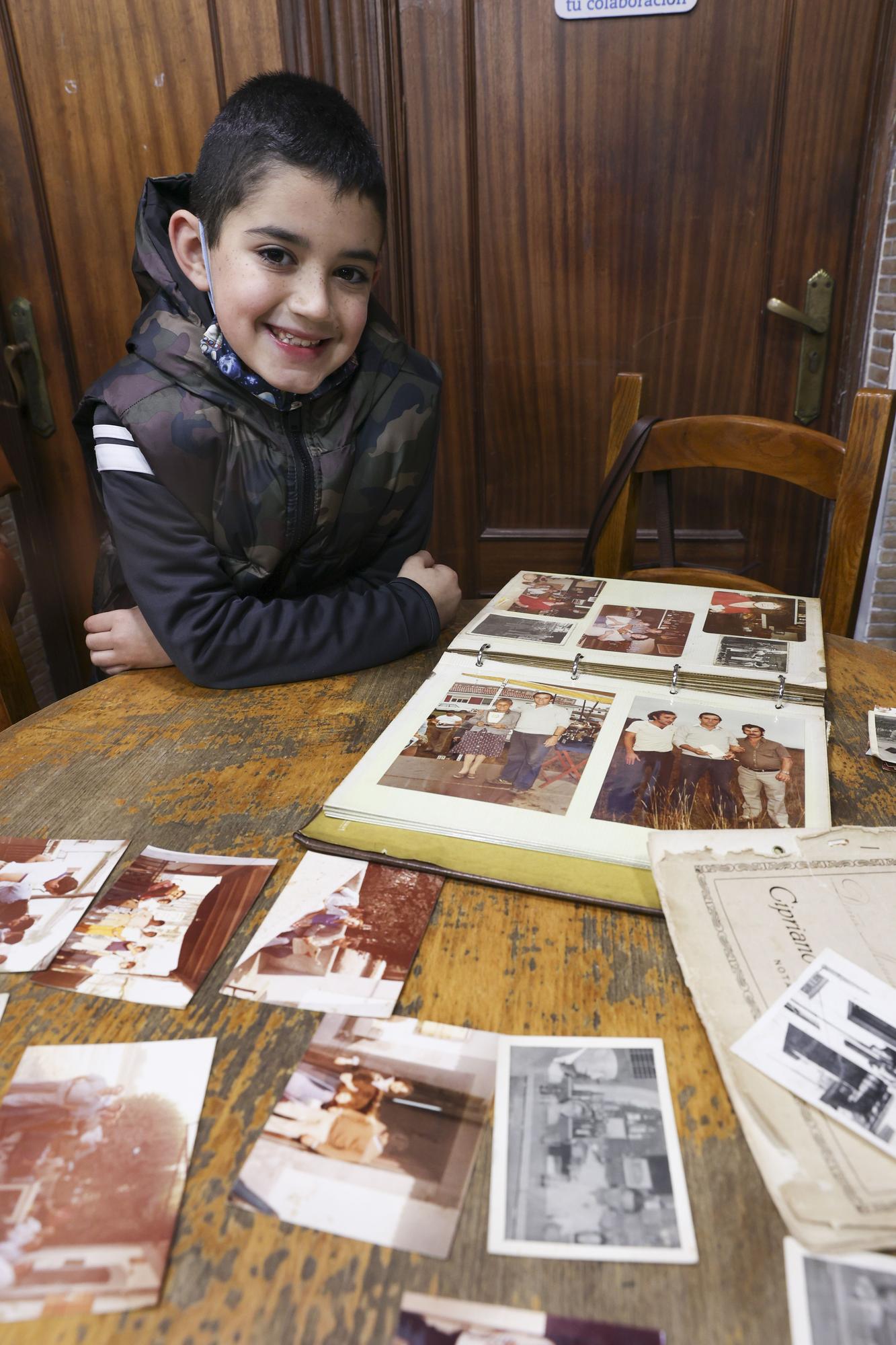 Matteo Martínez junto al álbum de fotos antiguas del bar