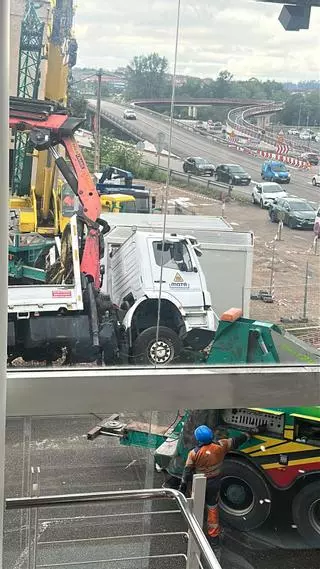 Susto en Lugones con el vuelco de un camión en una obra de la Avenida de Gijón