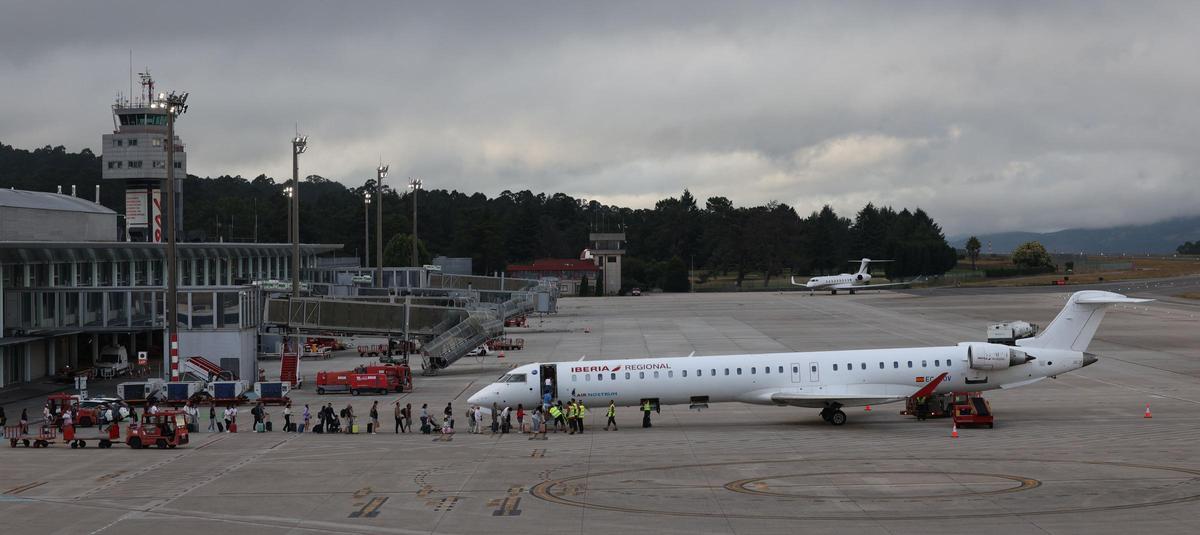 Primer vuelo operado por Air Nostrum con destino a Lanzarote desde el aeropuerto de Peinador.