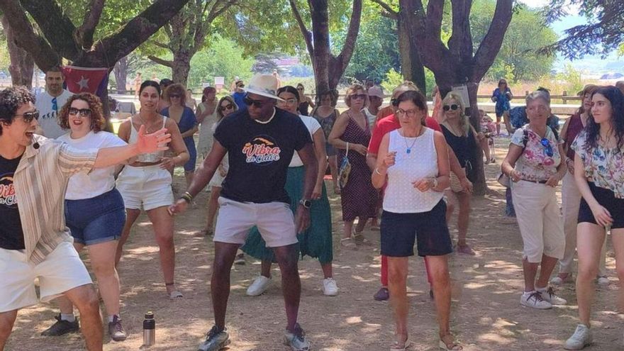 La música y la salsa cubana llenaron la arboleda de A Xunqueira en Moaña