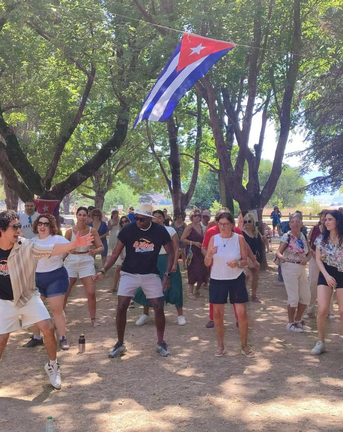 La música y la salsa cubana llenaron la arboleda de A Xunqueira en Moaña
