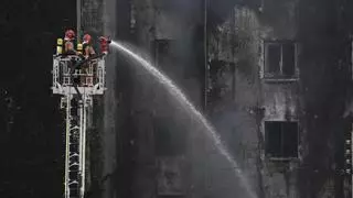 Investigan una posible imprudencia en un patio de luces como causa del voraz incendio de Castelló