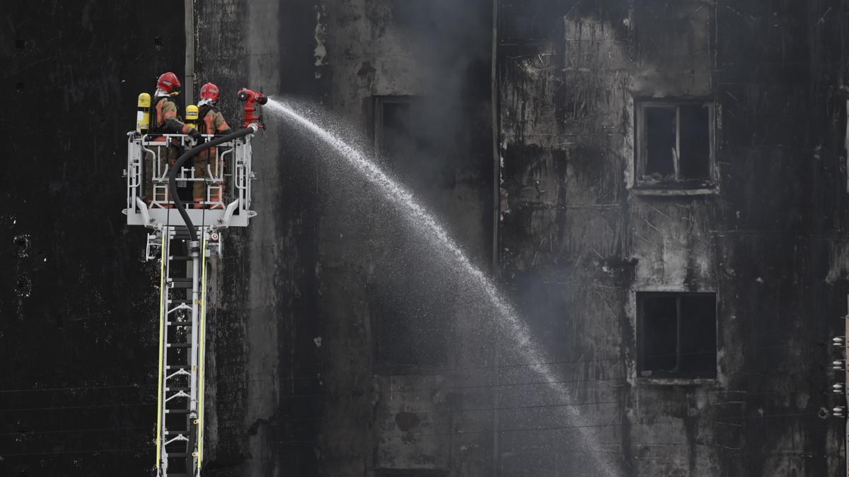Las imágenes del espectacular incendio en el edificio Luropa II de Castelló