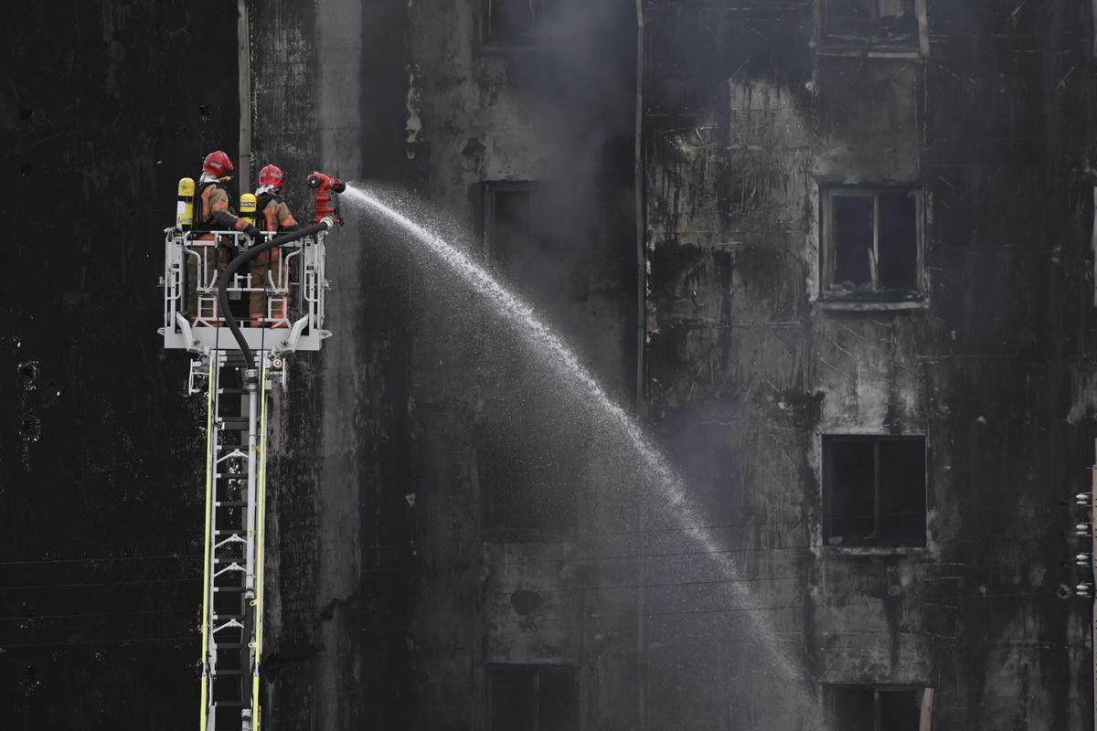 Las imágenes del incendio en un edificio de Castelló Las imágenes del incendio en un edificio de Castelló