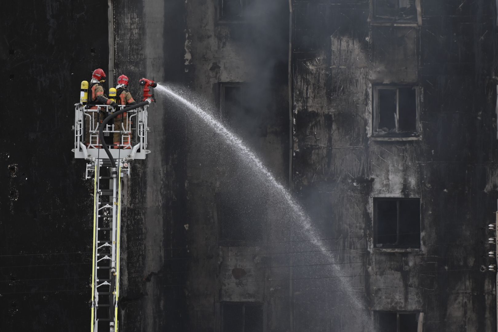 Las imágenes del incendio en un edificio de Castelló