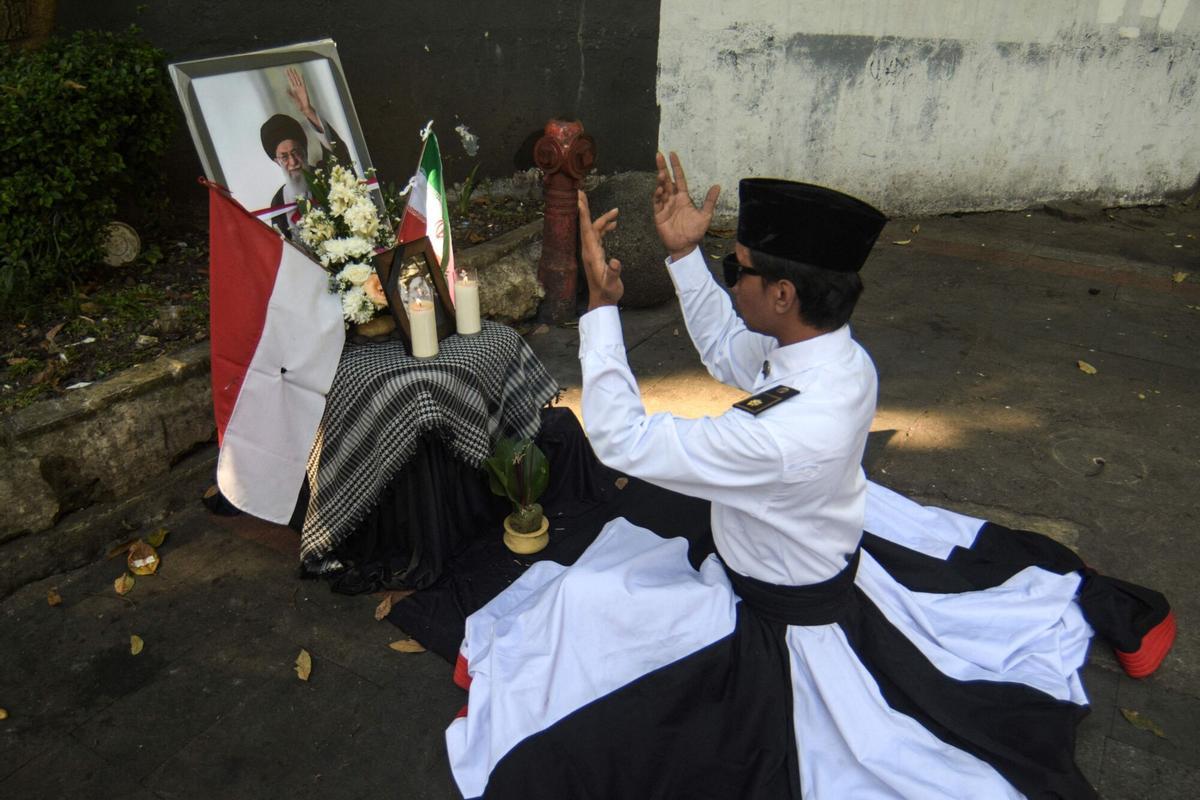 Un bailarín indonesio realiza un ritual de homenaje y ofrece oraciones por el difunto líder supremo de Irán, el ayatolá Ali Khamenei, mientras su procesión fúnebre se lleva a cabo en Irán, en Bandung, Java Occidental, el 9 de julio de 2026. Un bailarín indonesio realiza un ritual de homenaje y ofrece oraciones por el difunto líder supremo de Irán, el ayatolá Ali Khamenei, mientras su procesión fúnebre se lleva a cabo en Irán, en Bandung, Java Occidental, el 9 de julio de 2026.