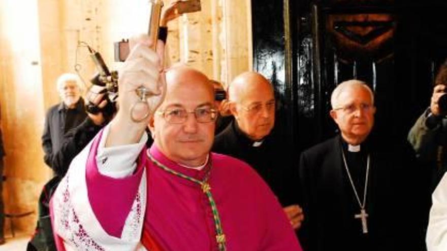 Francisco Conesa entrando a la Catedral de Mallorca.