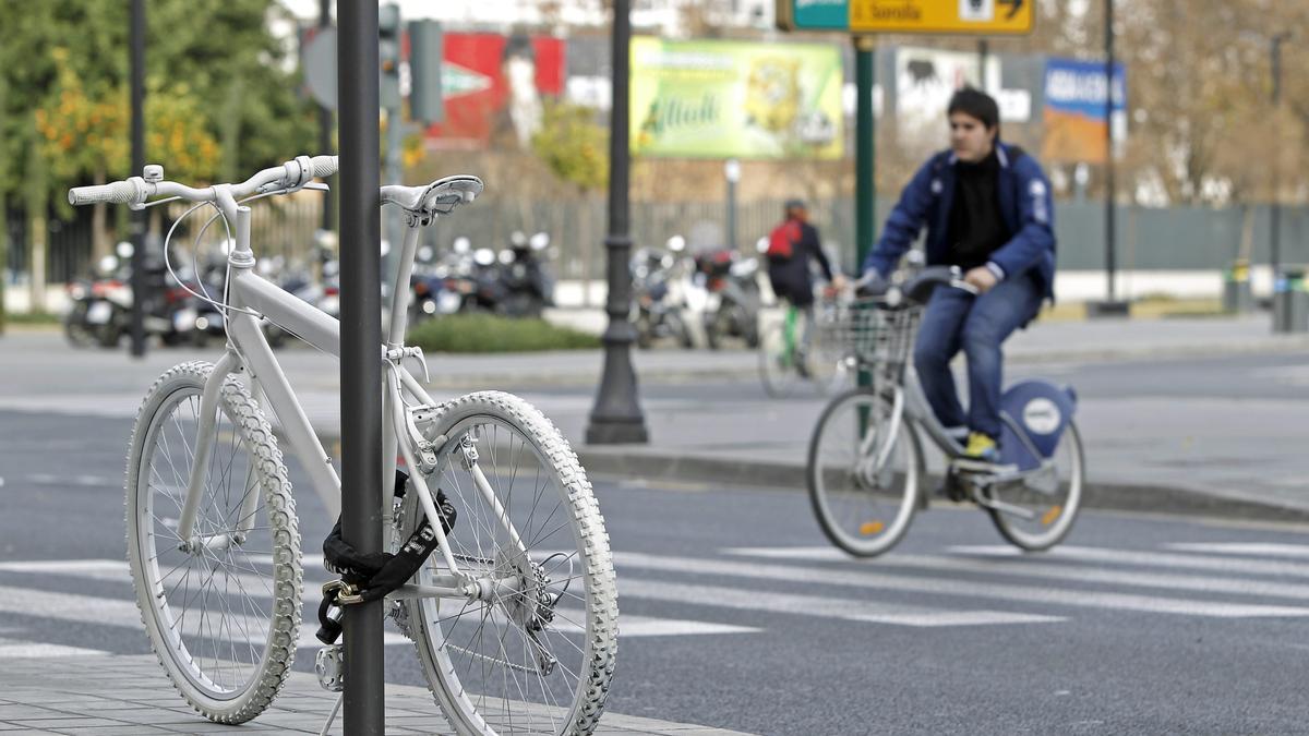 Una bicicleta blanca recuerda a la víctima del accidente mortal que causó el ahora fallecido tras ser acuchillado.