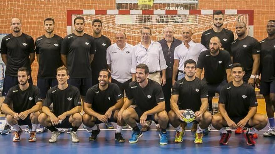 La plantilla del Benidorm junto al alcalde de la localidad Antonio Pérez, ayer en el acto de arranque de la temporada.