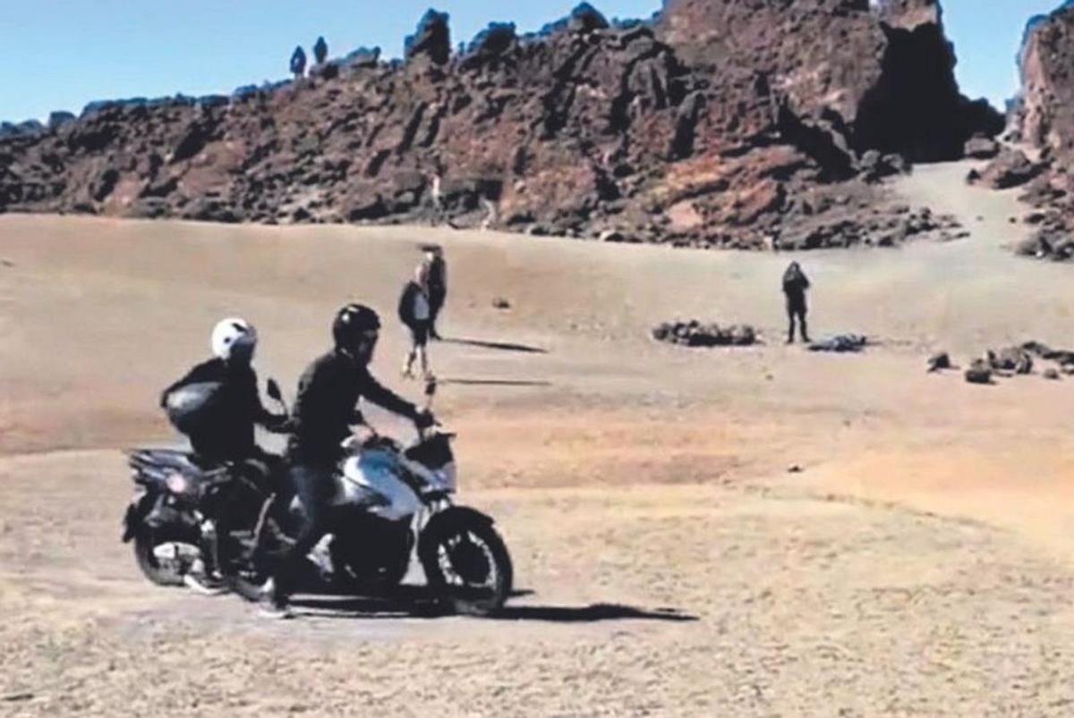 El pasado 10 de febrero. la asociación de amigos de la naturaleza Imakal publicaba este vídeo con dos personas en moto dentro del Parque Nacional. | e.d.