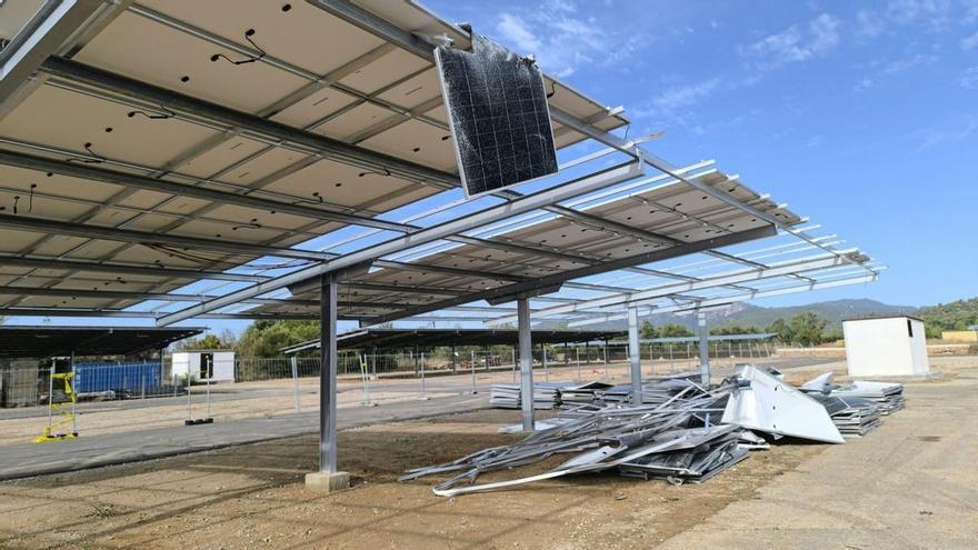 La UIB cree que un 'cap de fibló' golpeó el campus: "Es muy probable que lo fuera por cómo salieron volando las placas solares"