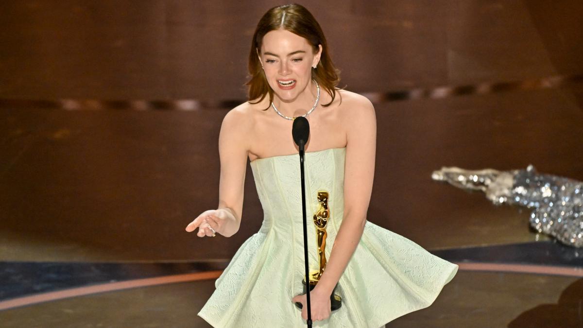 El 'momentazo' vivido por Emma Stone al recoger su Oscar (y alguno más)