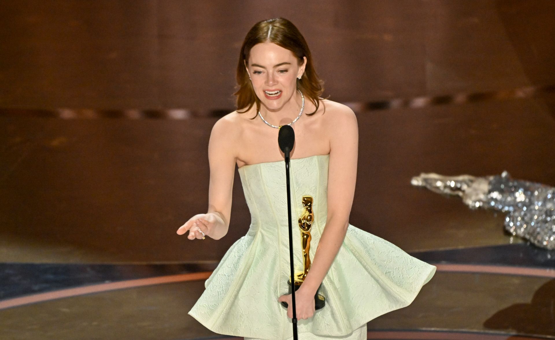 Emma Stone al recoger su Oscar por 'Pobres criaturas'