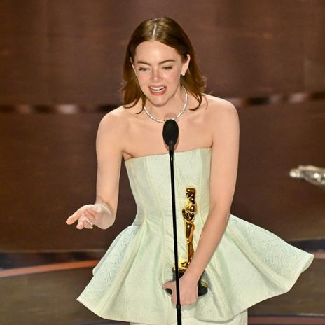 El 'momentazo' vivido por Emma Stone al recoger su Oscar (y alguno más)