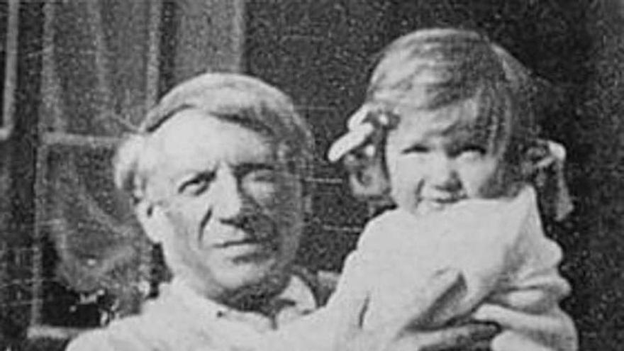 Pablo Picasso sostiene en brazos a su hija Maya, que se llama en realidad María de la Concepción, en recuerdo de su hermana Conchita. la opinión