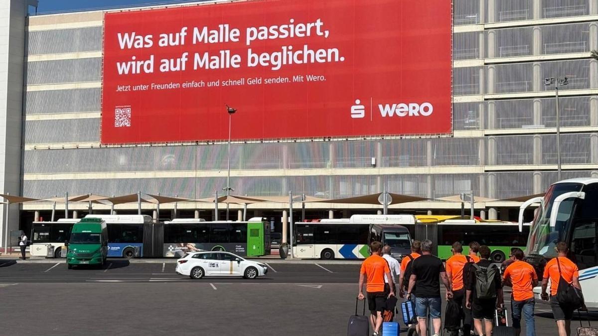 Das Sparkassen-Banner am Flughafen Mallorca.