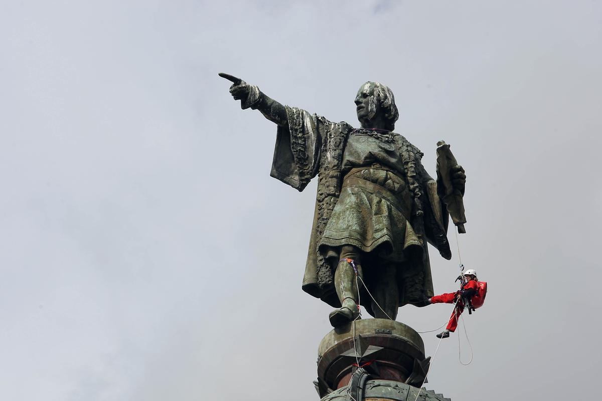 Trabajos de mantenimiento en la estatua de Colón, en octubre del 2008.