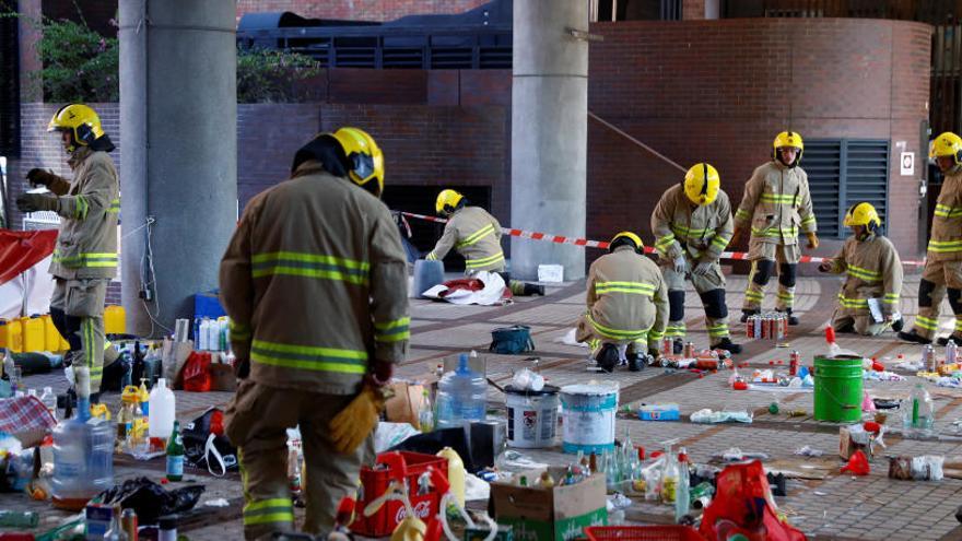 Los bomberos inspeccionan el suelo de la universidad.