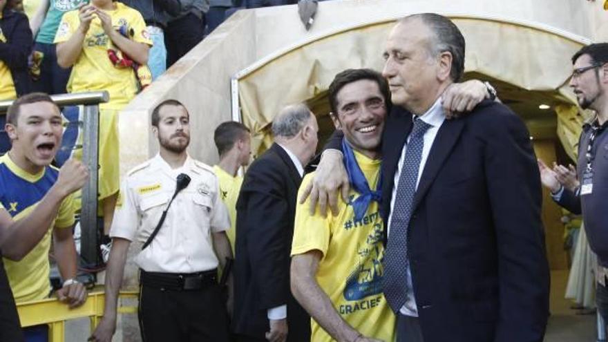 Marcelino García y Fernando Roig celebran el ascenso a Primera del Villarreal en 2013.