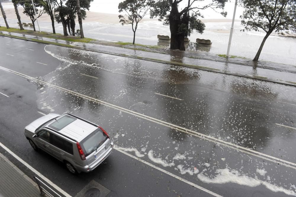 El temporal obliga a cortar el paseo marítimo