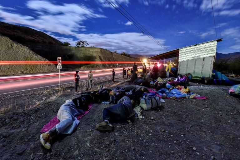 Los migrantes venezolanos que se dirigen a Perú duermen a lo largo de la carretera Panamericana entre Tulcán e Ibarra en Ecuador.