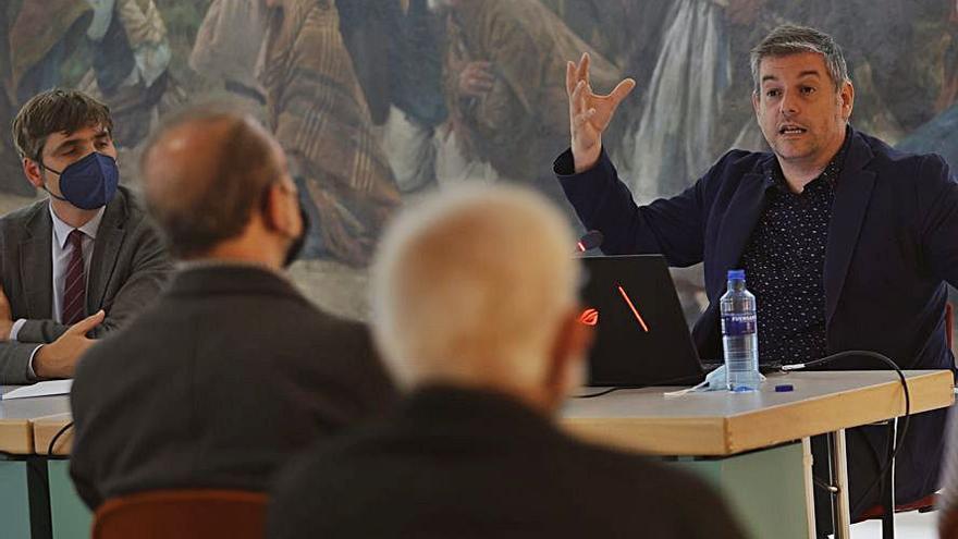 Javier Novo, durante su ponencia de ayer en el Bellas Artes. | Miki López