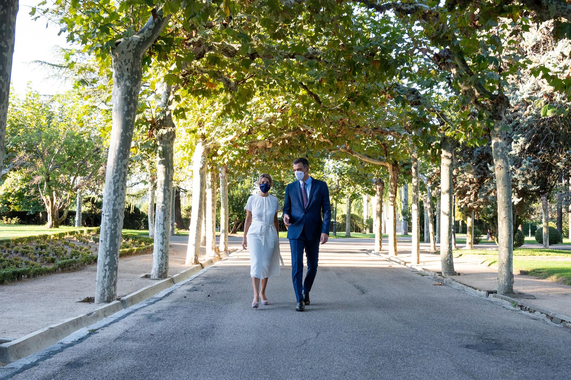 El presidente del Gobierno, Pedro Sánchez, y la vicepresidenta segunda, Yolanda Díaz, caminan juntos en La Moncloa.