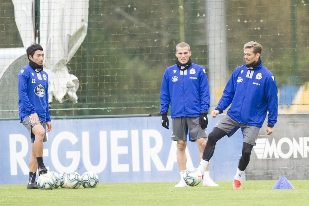 Luis César Sampedro dirigió a sus jugadores en un partido de once contra once en la ciudad deportiva de Abegondo.