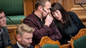 Kristian Boegsted y Betina Kastbjerg, del partido Demócratas de Dinamarca, durante el debate en el Parlamento sobre la ley para prohibir las quemas del Corán.