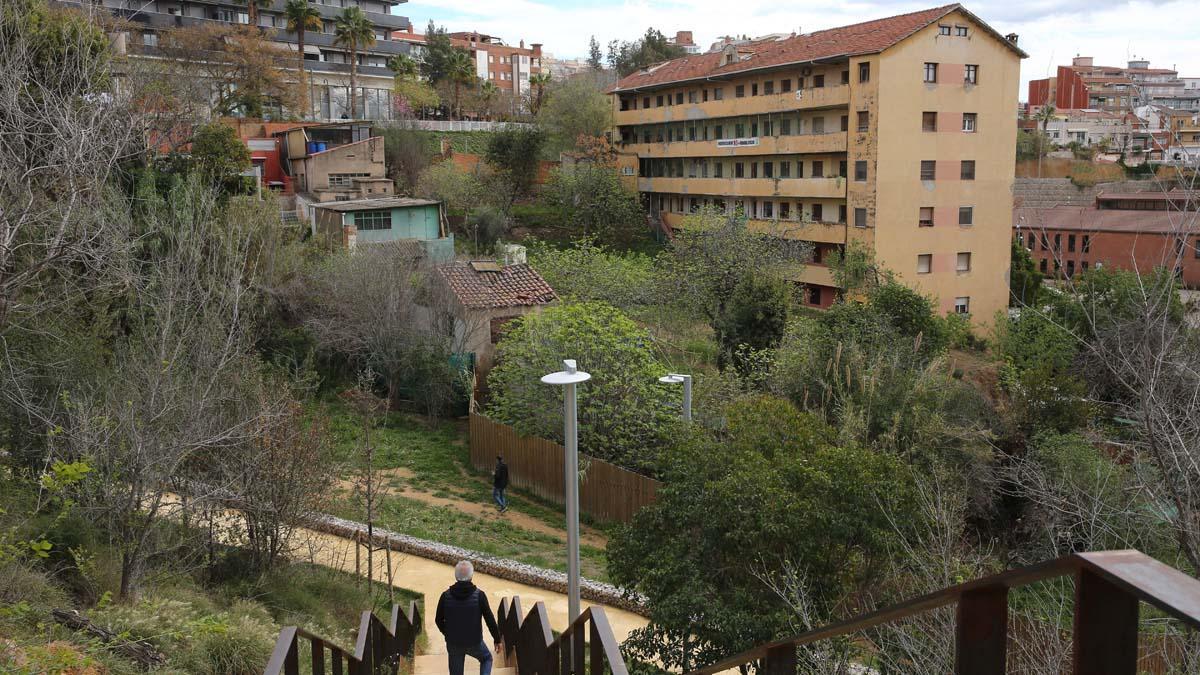 Edificio El Barco de Esplugues, desalojado el lunes por riesgo de derrumbe y en el que actualmente cinco vecinos se niegan a salir.