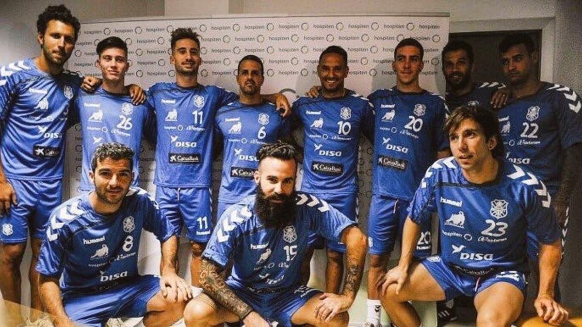 El futbolista Marc Crosas posa junto a sus nuevos compañeros del Tenerife.