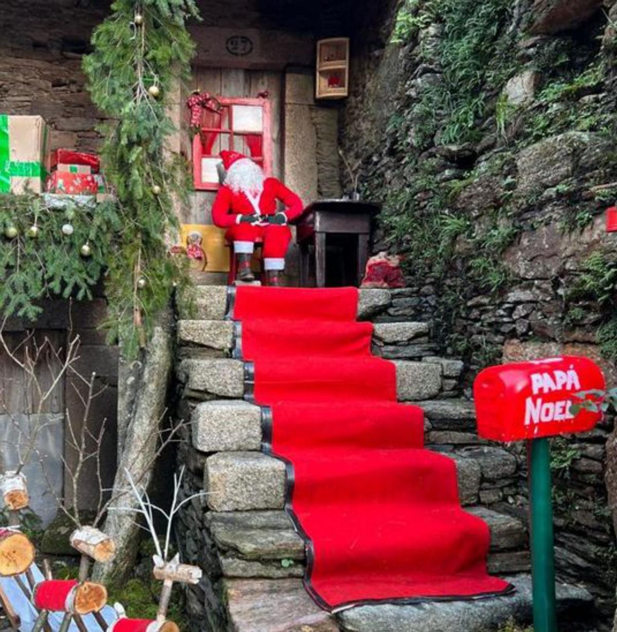 Buzón para Papá Noel, con escalinata de alfombra roja.