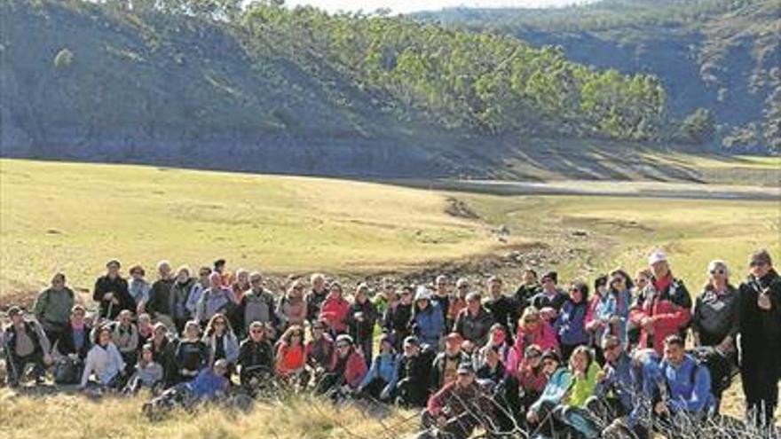 Unas 60 personas estrenan el programa de rutas de senderismo del presente año