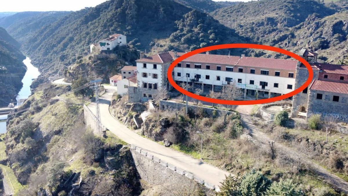 En el círculo rojo, la hospedería que acogerá una decena de viviendas y que acogerá las primeras obras. | CHANY SEBASTIÁN