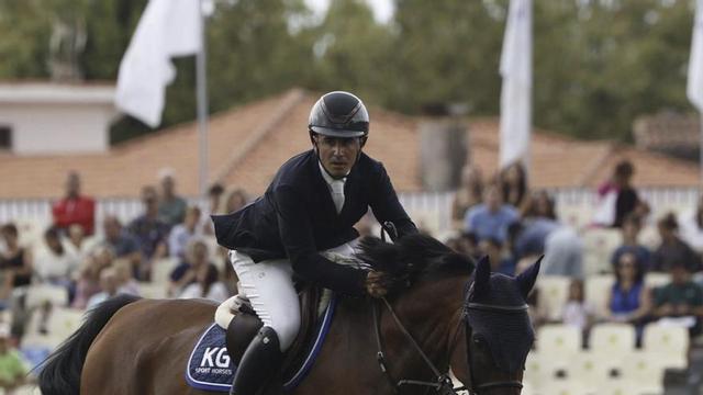 Álvaro González de Zárate, con «Pop Up», en un salto ayer en Las Mestas. | LUISMA MURIAS
