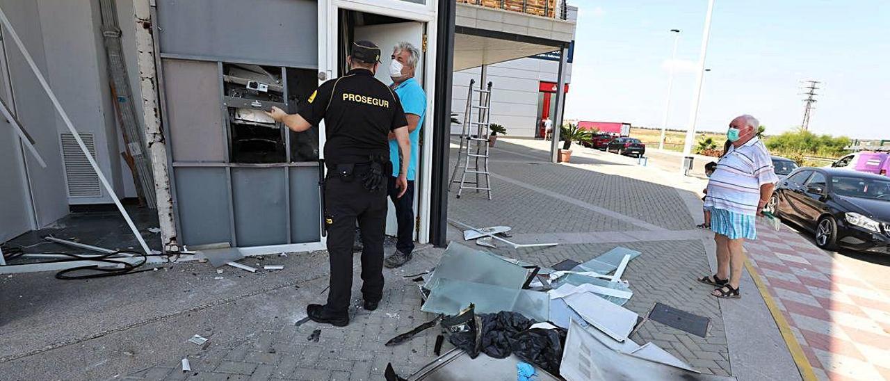 Estado en que quedó el cajero reventado, ayer, en el centro comercial de Gran Alacant. ANTONIO AMORÓS