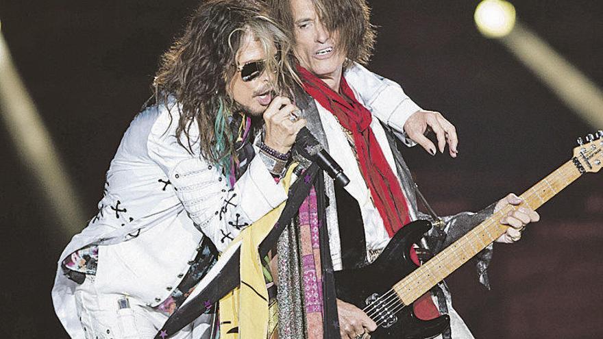 El guitarrista Joe Perry, de Aerosmith, hospitalizado tras sufrir un desvanecimiento en pleno concierto