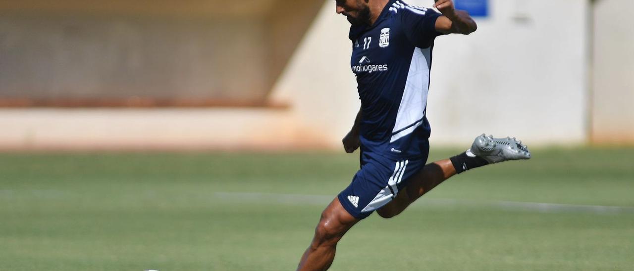 Mikel Rico, jugador del FC Cartagena, golpeando el balón durante una sesión de entrenamiento.  | PRENSA FC CARTAGENA