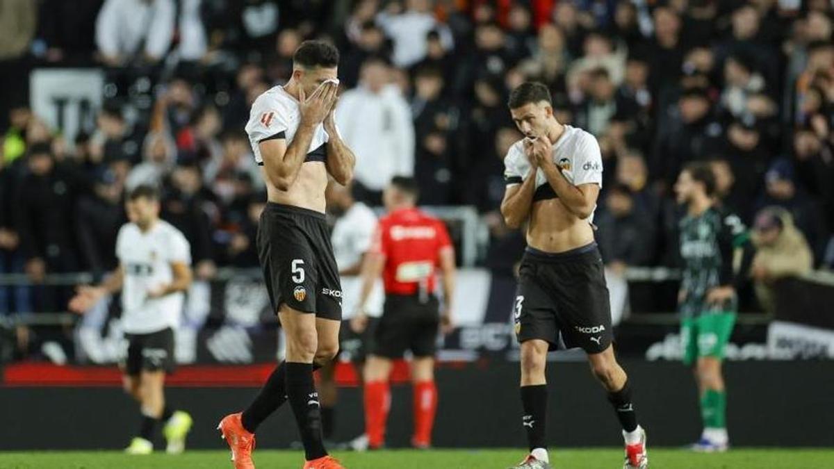 Tárrega y Copete tras recibir el gol del Elche