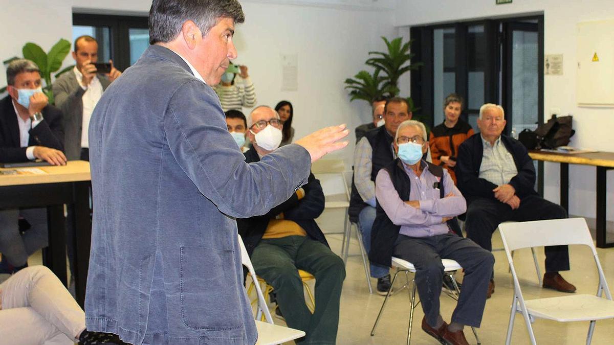 El alcalde, Rafael Llamas, presenta el Diagnóstico de la Agenda Urbana de Montilla ante representantes vecinales.