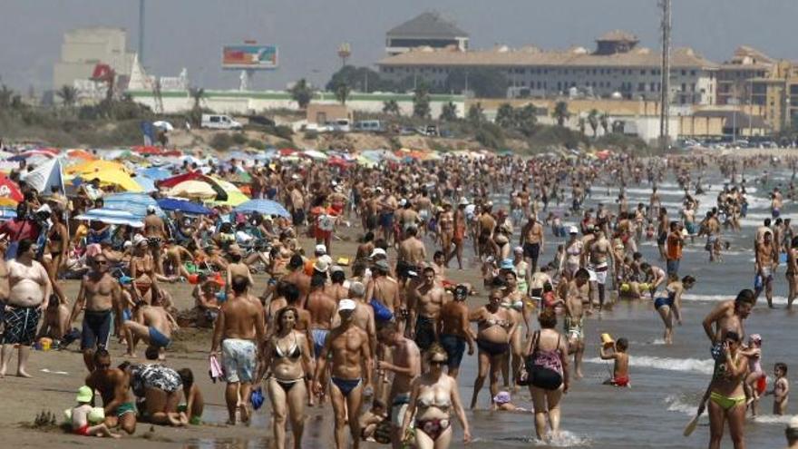 Las playas de la ciudad de Valencia registraron ayer una afluencia masiva, en el primer sábado de agosto.