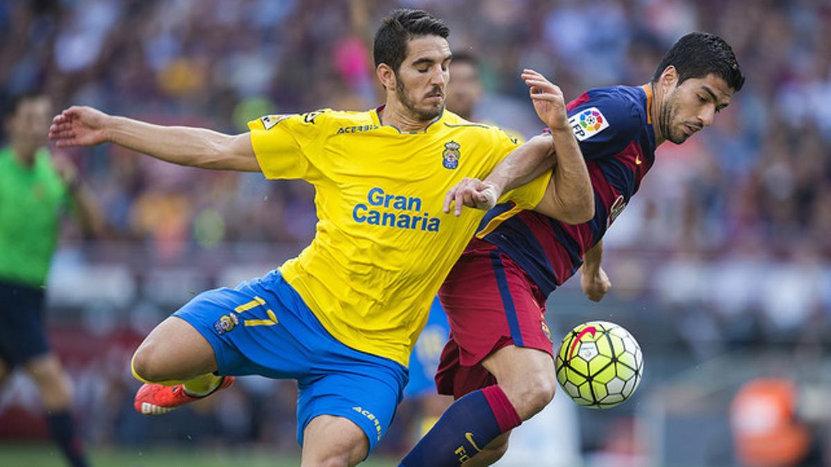 Bigas entorpece el juego de Suárez, durante el partido entre el Barcelona y el Las Palmas