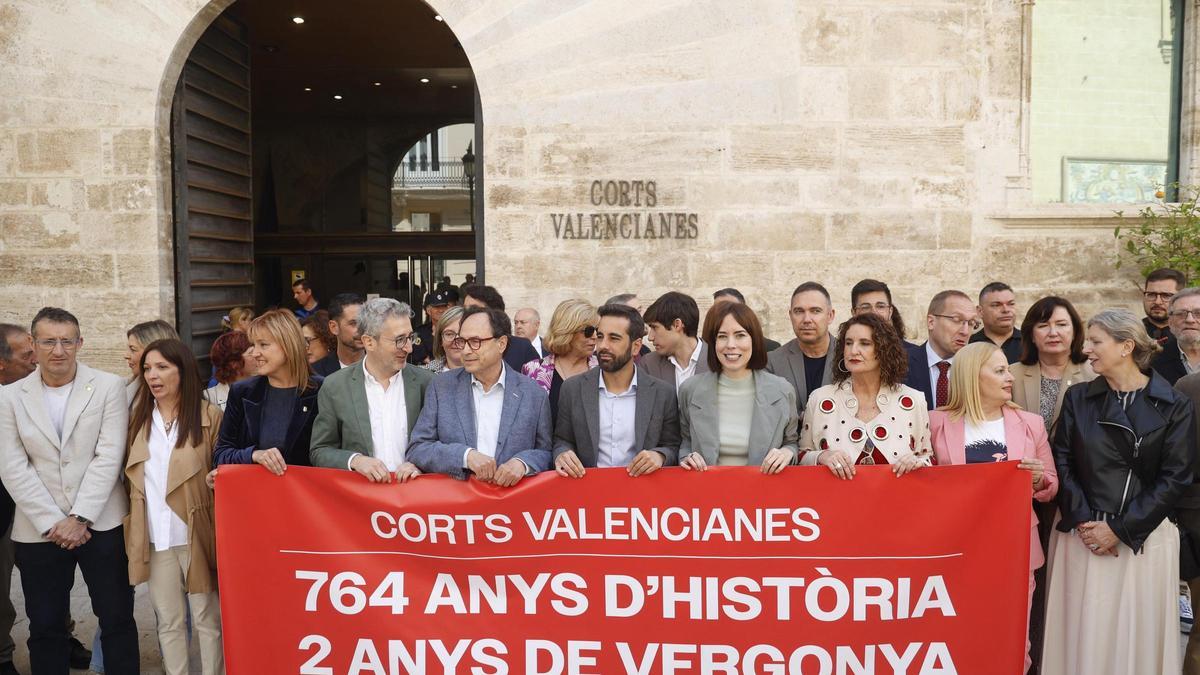 Morant encabeza la protesta del PSPV frente a las Corts por no celebrar el 25 d'Abril.