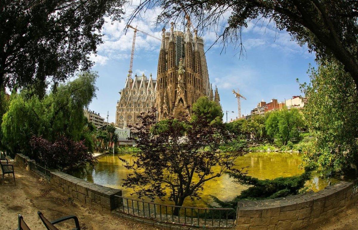 La Sagrada Família, en Barcelona, solamente rodeada por la vegetación.